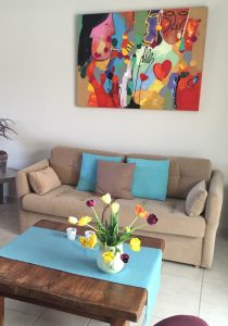 Vakantiehuis Ardèche: frisse kleuren in de woonkamer